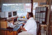  Noël van Rompay tijdens zijn programma op zondagmorgen bij radio MANGO Aarschot in de live-studio (augustus 2002)